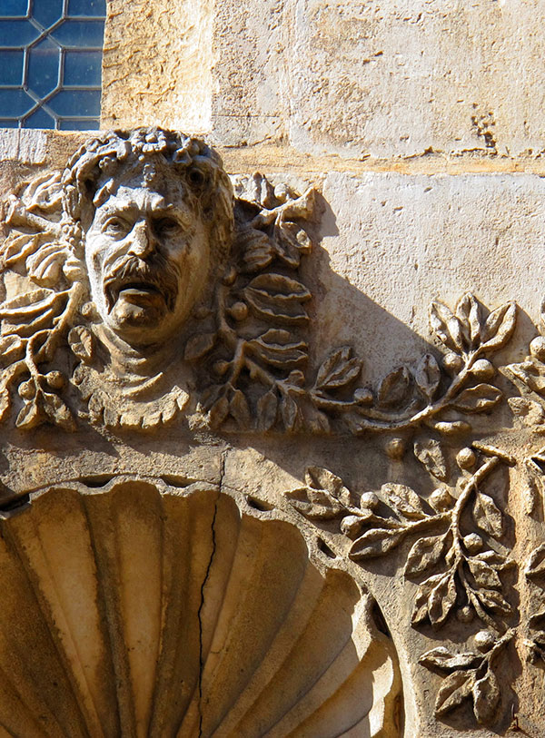 Statue d'une tête à Dijon